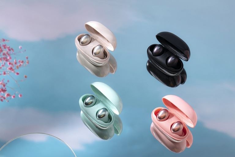 Hvordan sættes opladningsstiften på TWS-headsettet eller øretelefonerne?