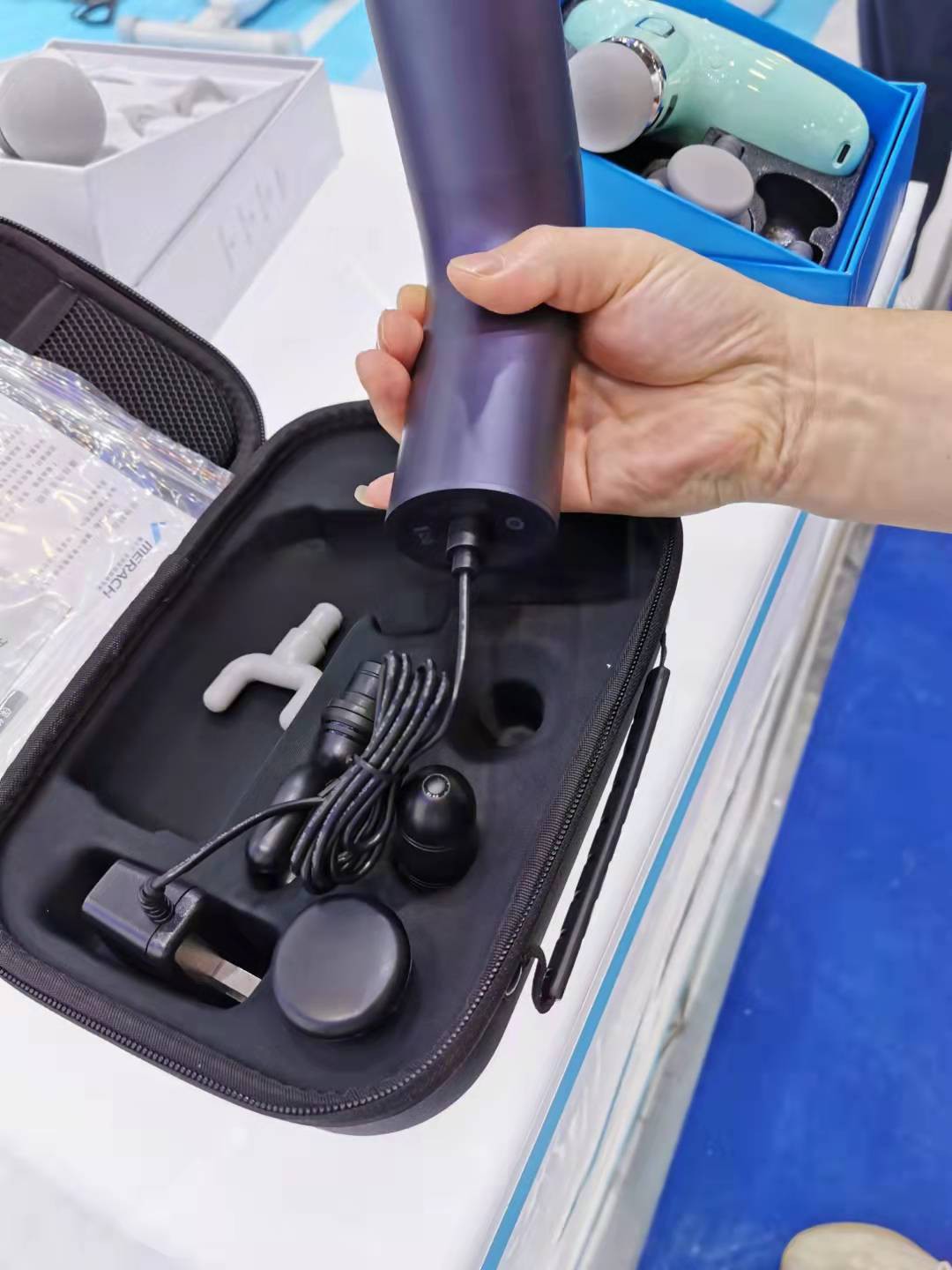 Hvordan er charge pogo-stiften designet til makeup-enheden?