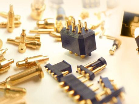 Hvilke faktorer påvirker holdbarheden af ​​pogo-stiftstikket?